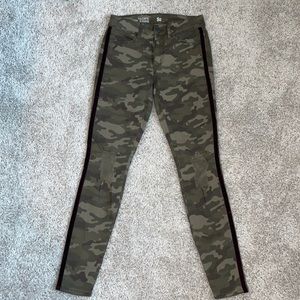 SO brand low rise camo jeggings size 5